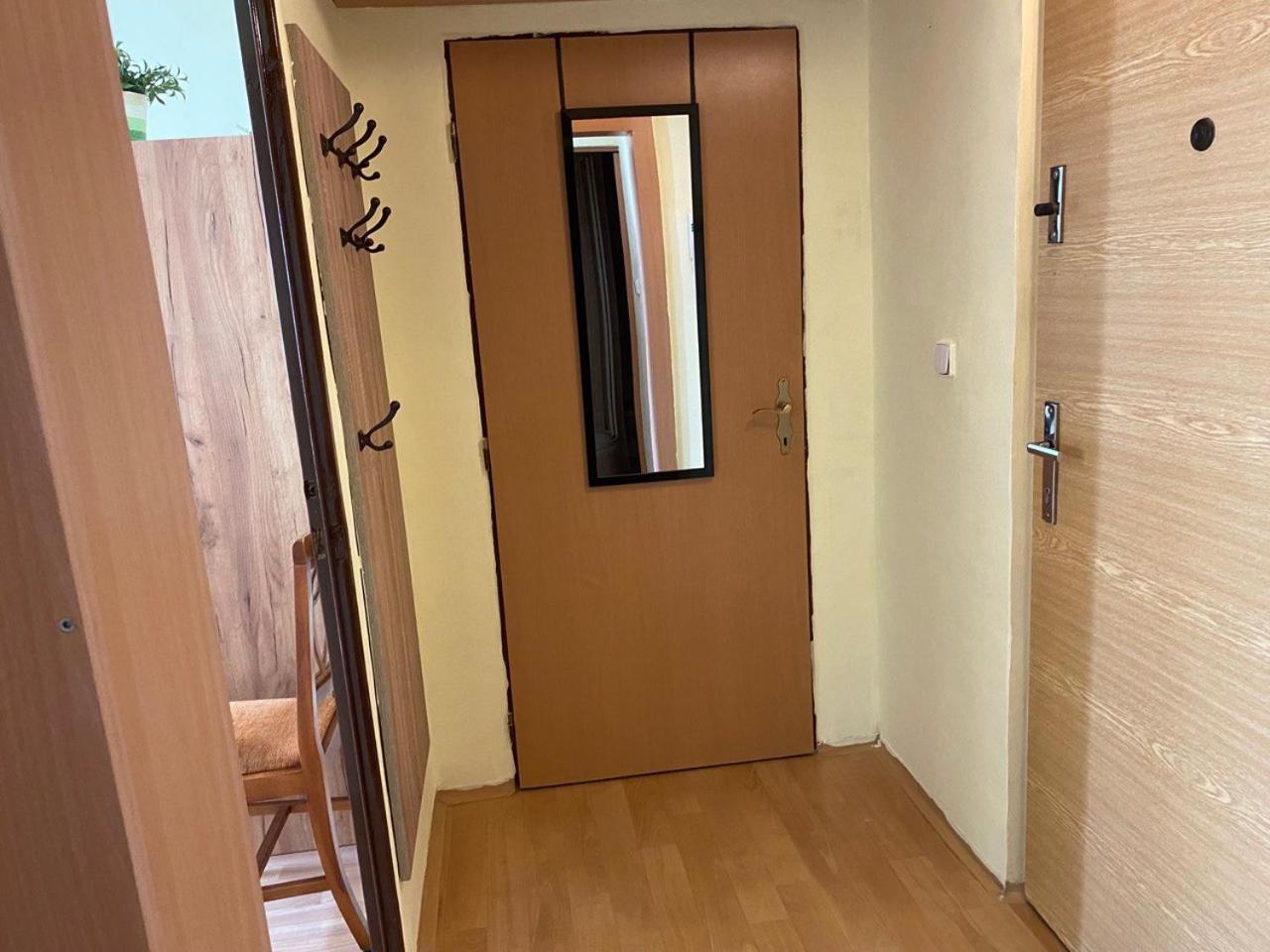 Apartmany 2Kk U Fakultni Nemocnice Volne Parkovani Hradec Kralove Ngoại thất bức ảnh