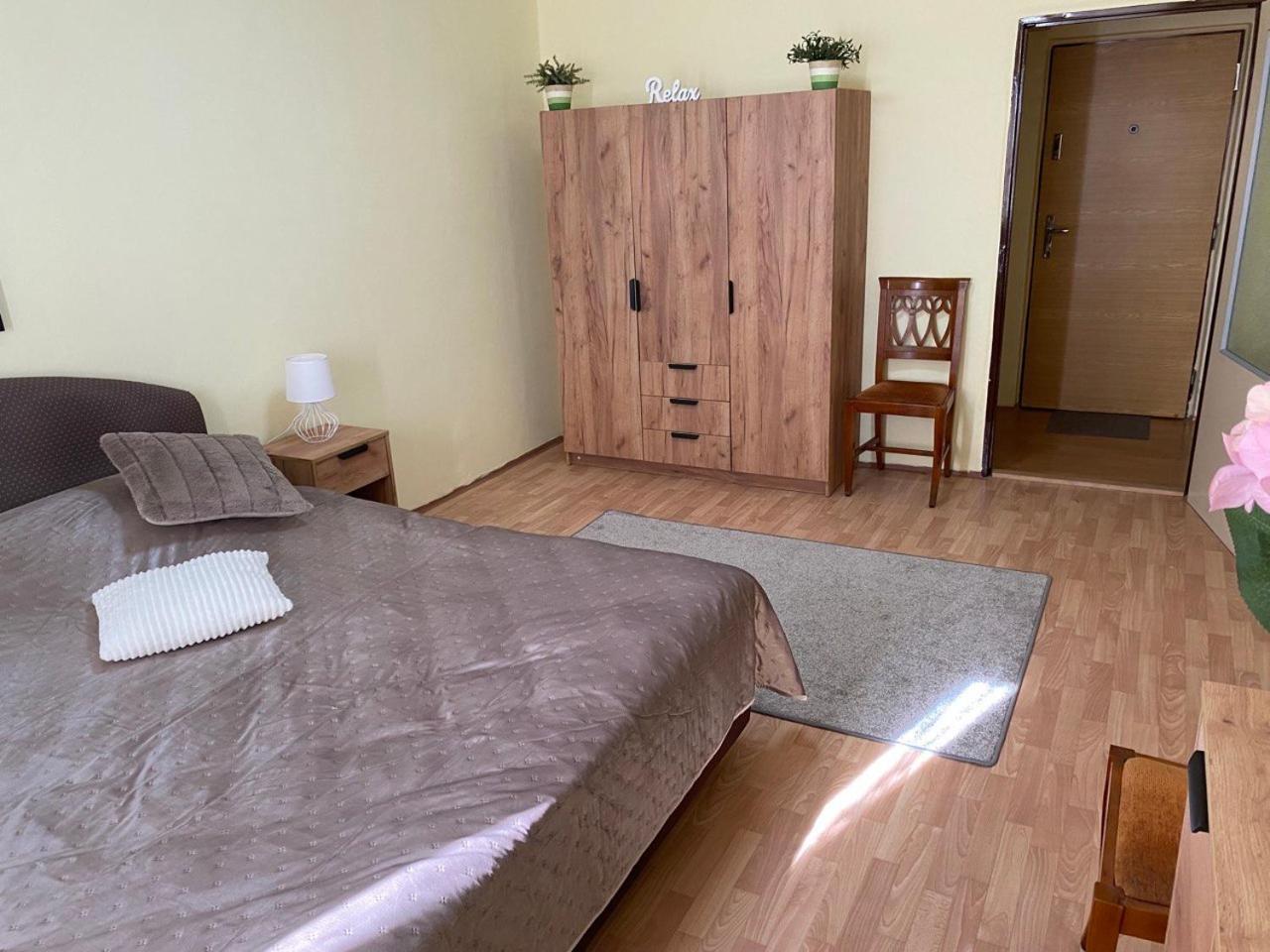 Apartmany 2Kk U Fakultni Nemocnice Volne Parkovani Hradec Kralove Ngoại thất bức ảnh